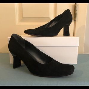 👀🔥Stuart Weitzman Black Suede Pumps